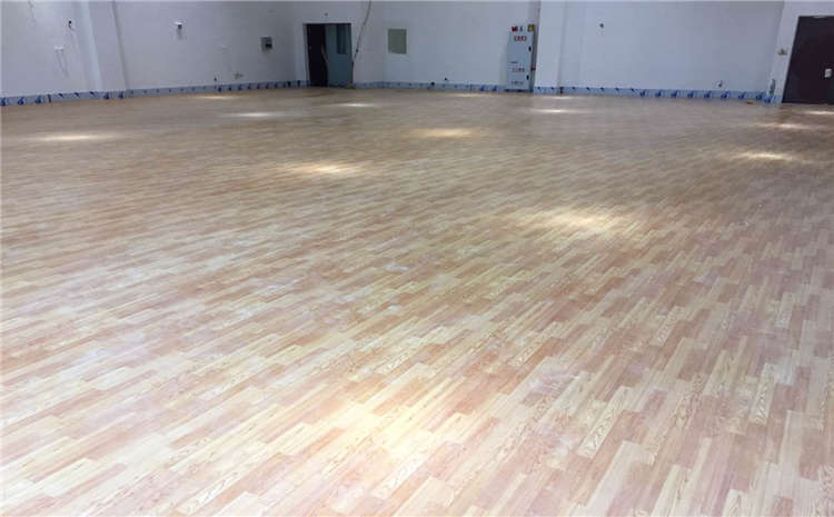 羽毛球館木地板清潔這么做？