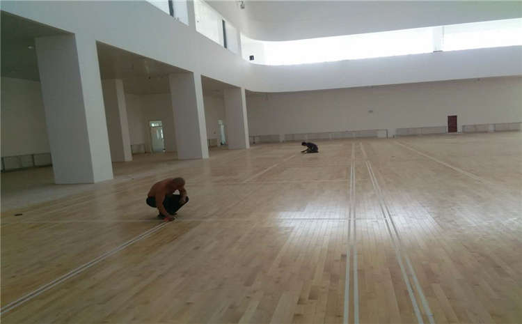 主輔龍骨結(jié)構(gòu)羽毛球館木地板多少錢一平？