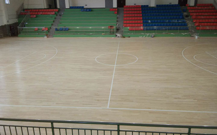 主輔龍骨結(jié)構(gòu)風(fēng)雨操場木地板廠家去哪找?