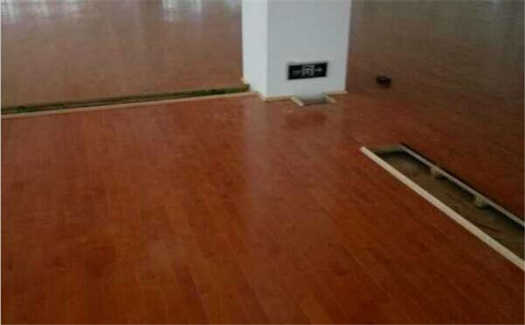 雙層龍骨結構實木運動地板造價是的多少？