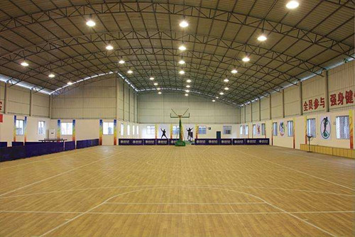 室內(nèi)體育場(chǎng)館如何應(yīng)對(duì)實(shí)木運(yùn)動(dòng)地板的變化 室內(nèi)體育場(chǎng)館如何應(yīng)對(duì)實(shí)木運(yùn)動(dòng)地板的變化
